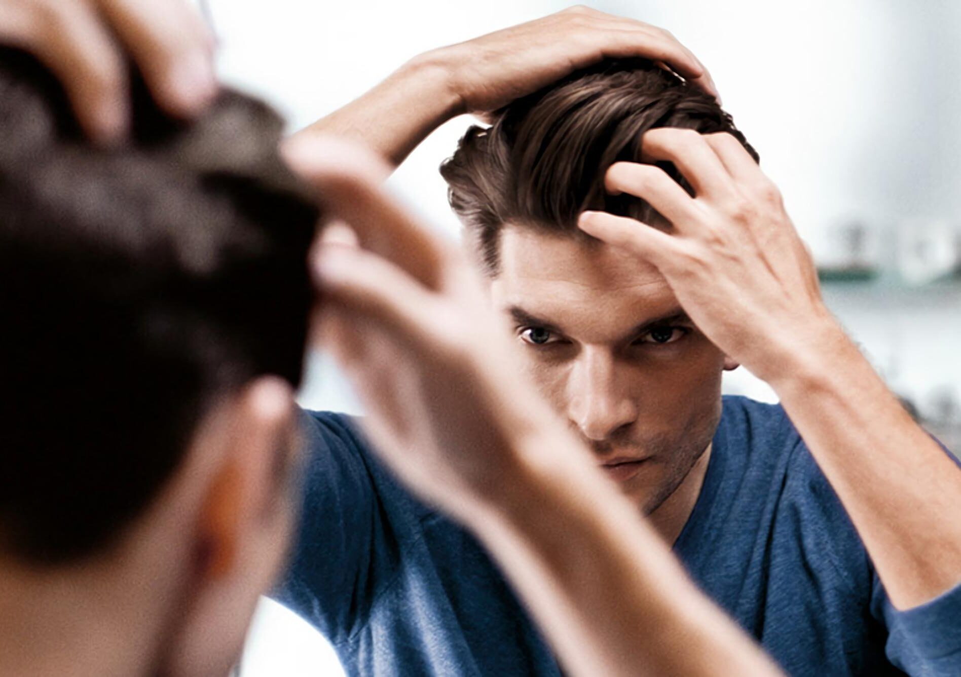 Укрепление волос мужчинам. Мужские укладки. Здоровые волосы у мужчин. Поправляет прическу. Парень поправляет волосы.