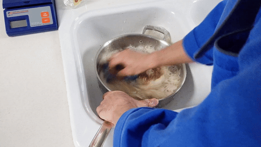 Обработка моющим средством для металлической посуды.